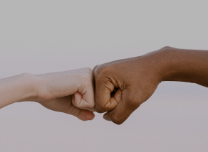 2 Hände verschiedener Ethnien symbolisieren Laurastars Engagement für mehr Gleichberechtigung und Vielfalt am Arbeitsplatz.